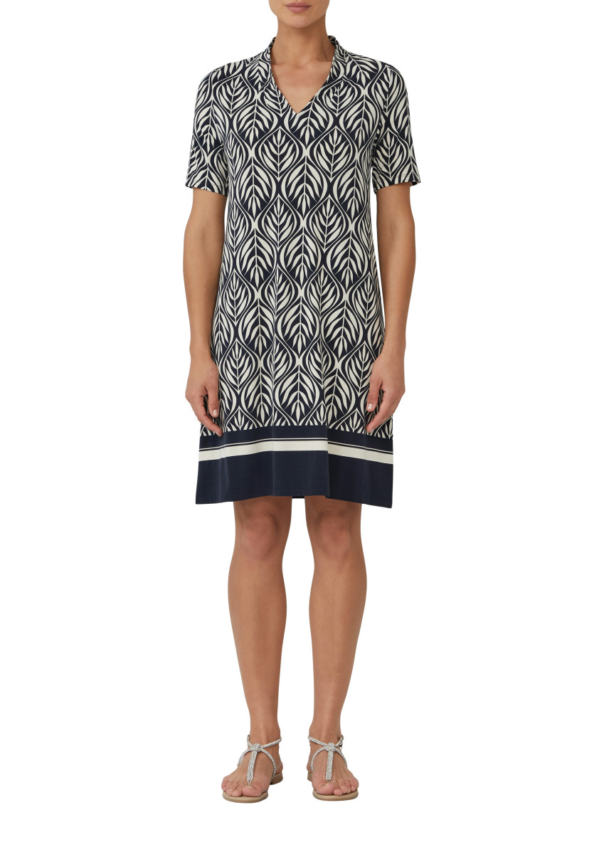 Kurzes Kleid mit V-Ausschnitt