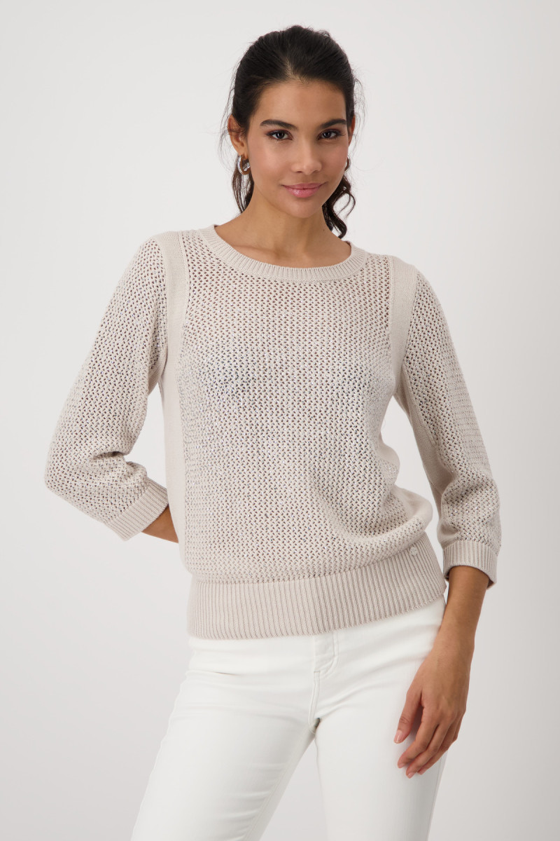 Strickpullover mit Schmuck