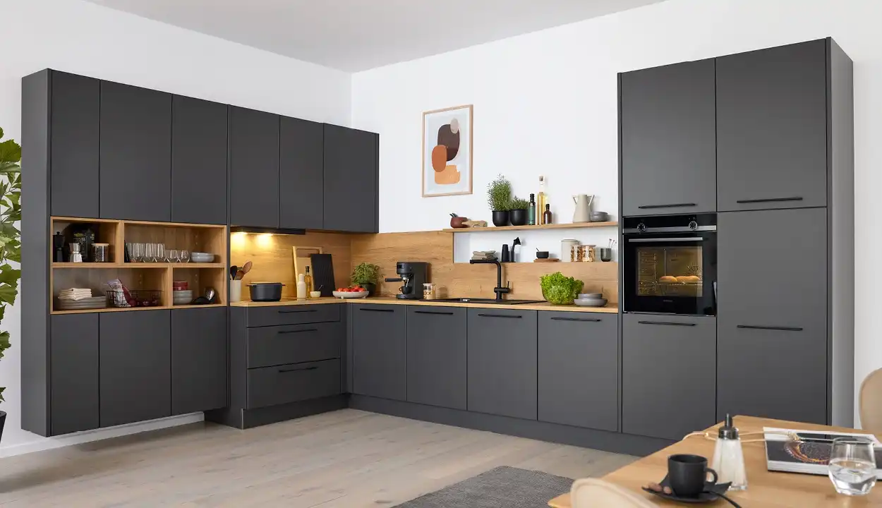 Moderne graue Küche mit Holzelementen von Interliving