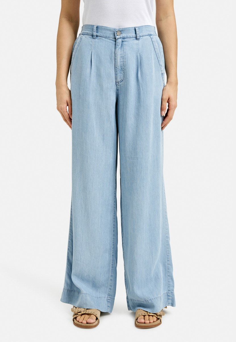Hose mit ausgestelltem Bein