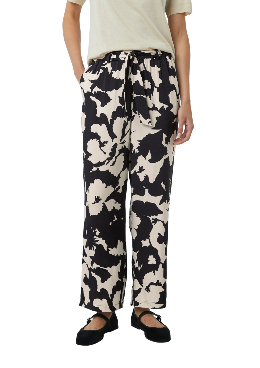 Relaxed Fit mit weitem Bein
