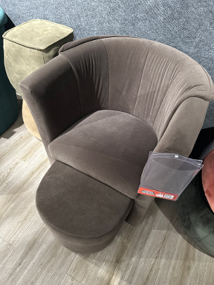 Sessel mit Hocker