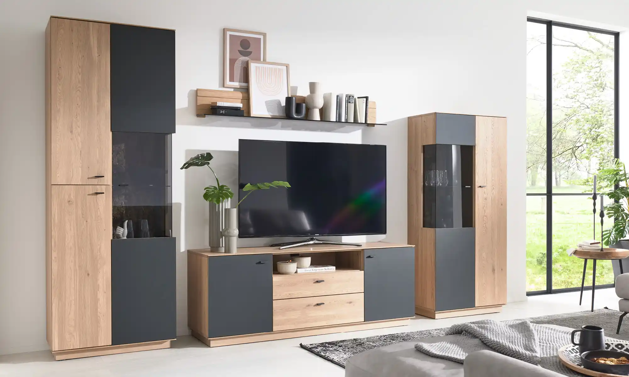 Wohnwand mit TV-Board und Kastenmöbel von Interliving